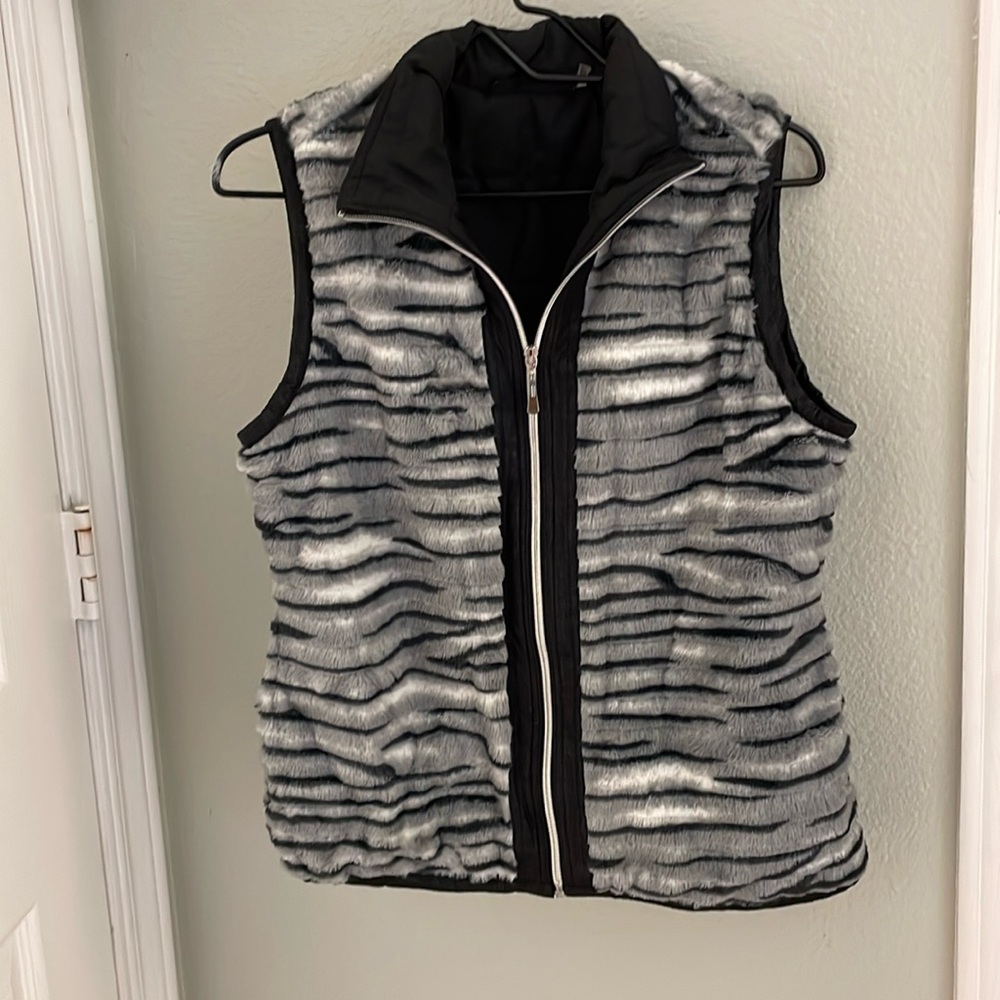 Adorable fleece vest with zipper front. 2 side pockets. This one is a GEM!